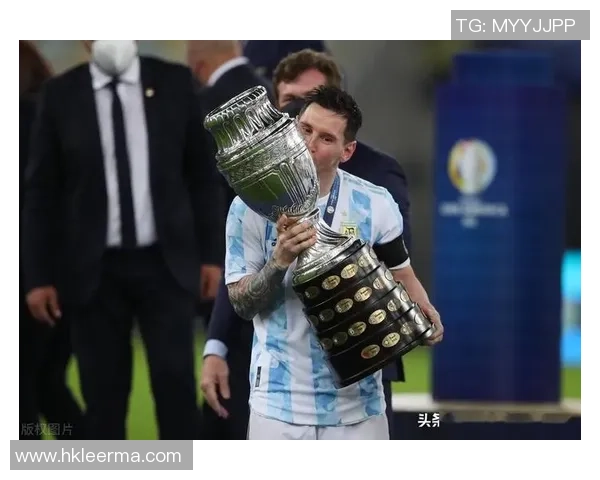 足球巨星亲吻奖杯瞬间：荣耀时刻与激情碰撞的象征