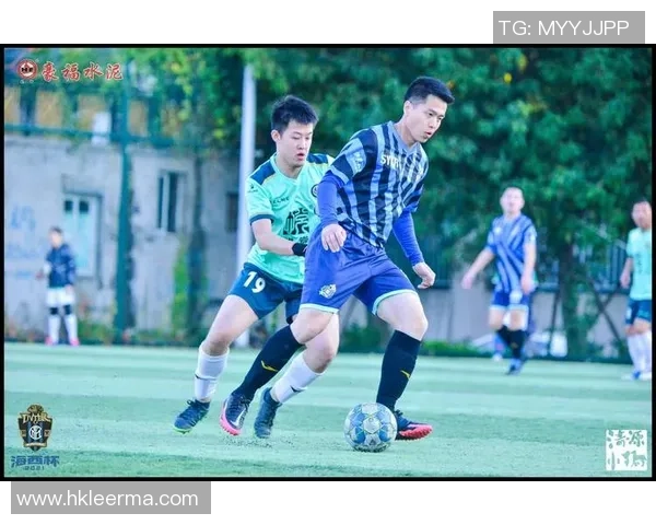 足球巨星赛后吃冰激凌展现轻松一面引发球迷热议